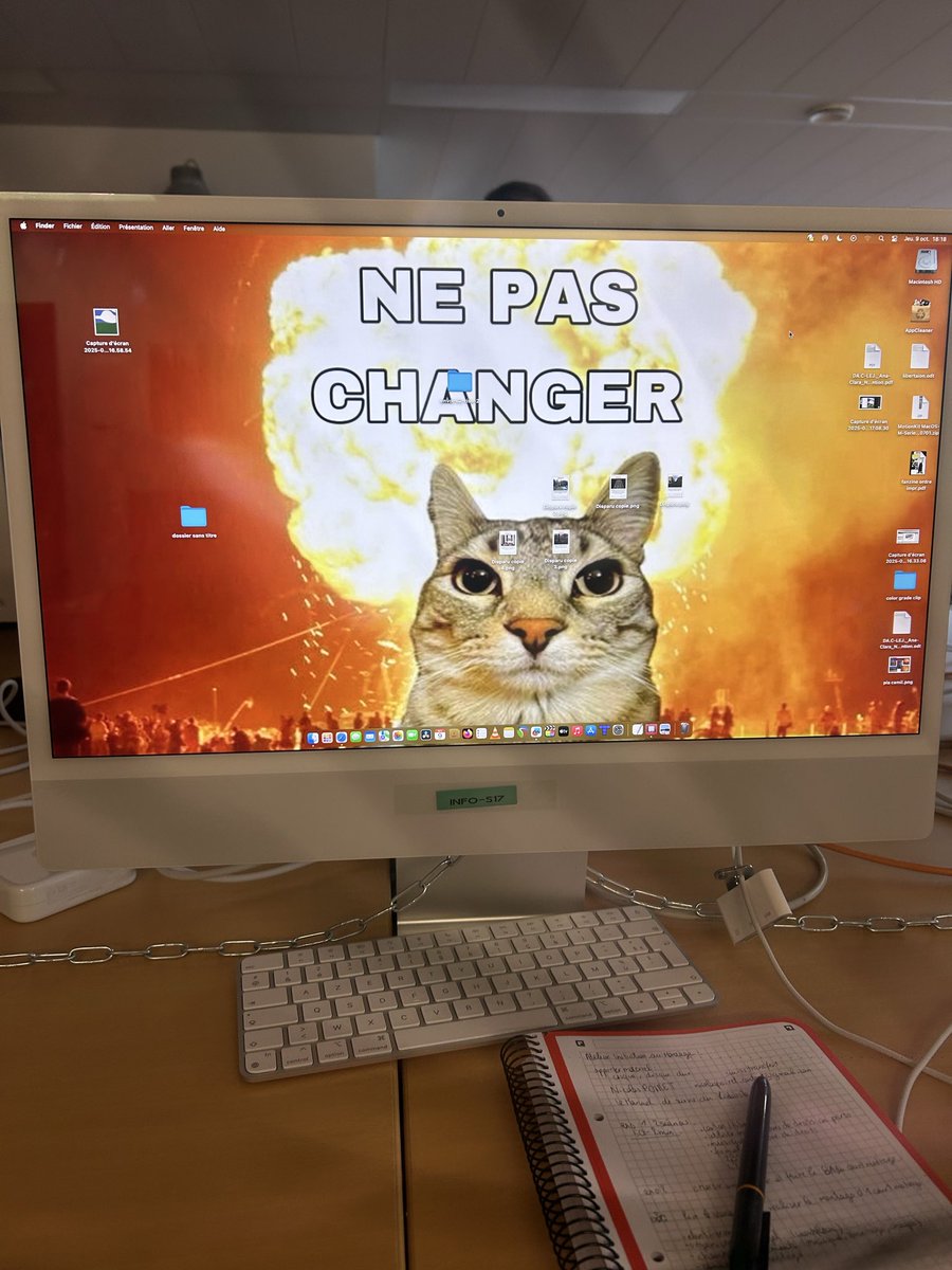 le fond d’écran dans la salle de montage de la fac aze mdr