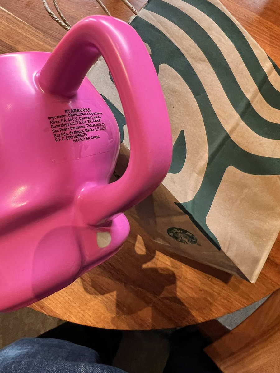 jact007's tweet photo. @Starbucks @StarbucksMex   Muuuuuy mal su servicio post venta. Taza despostillada con foto de transacción y foto a minutos de haberla comprado y no hay devolución. Es el segundo detalle de estos, ni garantía ni calidad. NO VUELVO A COMPRAR TASAS EN STARBUCKS https://t.co/qOJ1IFTBnN