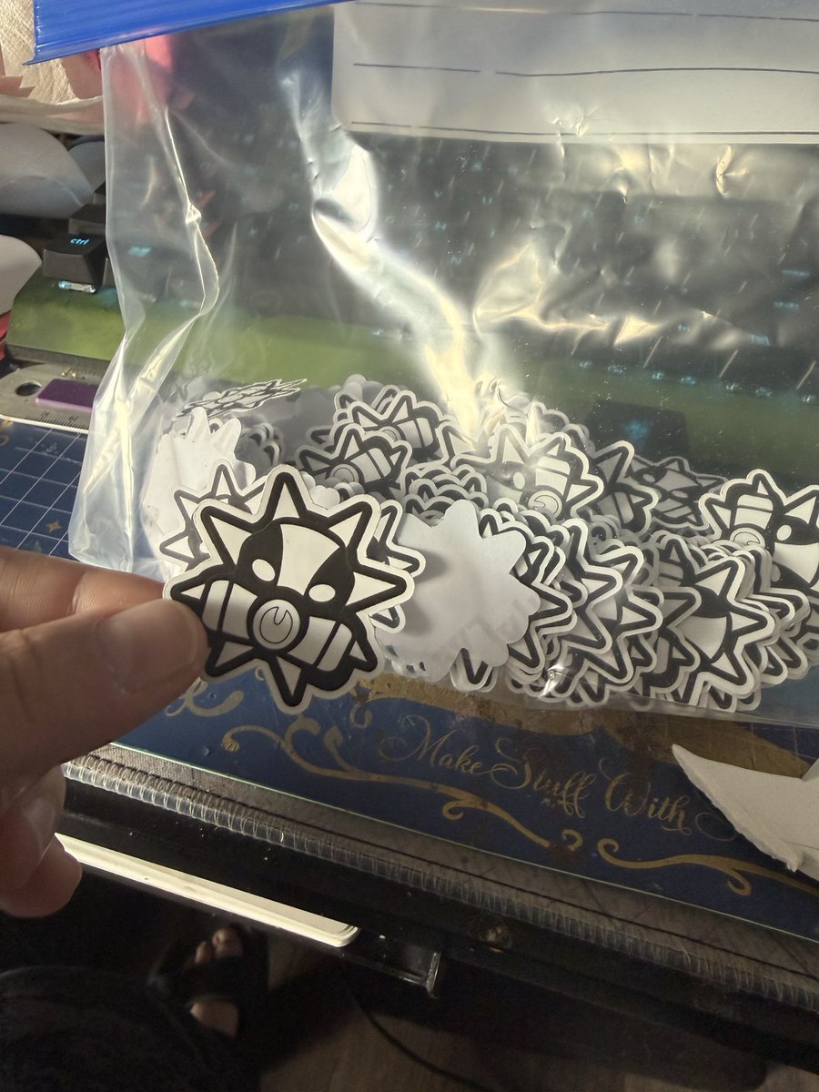 LexWexy's tweet image. Going to HCS Seattle at the end of this month? Find me!
I’ve got 500 stickers to recruit honorary gruntlings for YapYap’s army!
#hcs #halo #haloinfinite #theyappening #yapyap