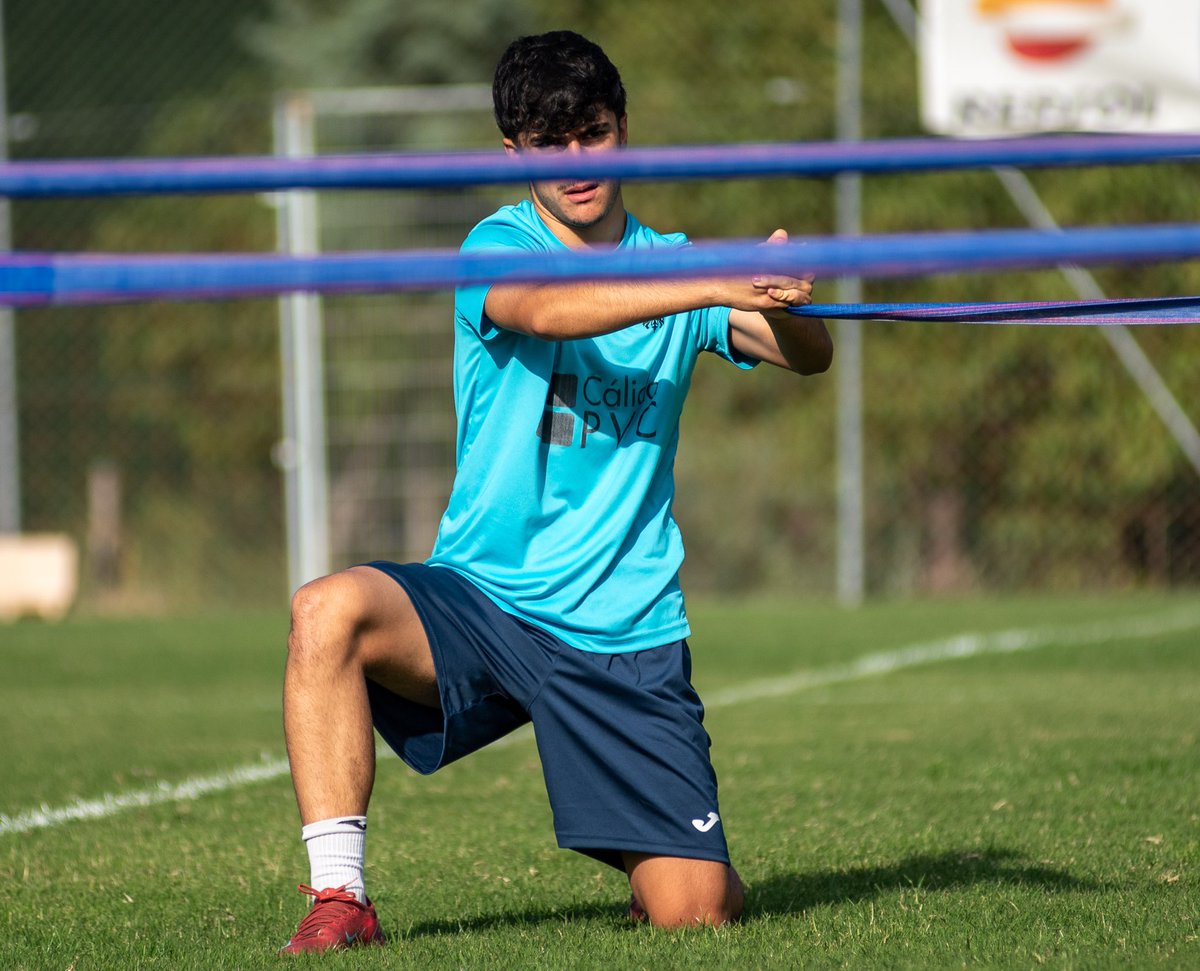 Cantera CF Talavera de la Reina (@canteracft) on Twitter photo 📍 Entrenamiento de Hugo Gil y Dani González con el primer equipo en Pedro Bernardo.
👏🏼 ¡Enhorabuena, chicos! 
#CanteraTala 💙🤍 📍 Entrenamiento de Hugo Gil y Dani González con el primer equipo en Pedro Bernardo.
👏🏼 ¡Enhorabuena, chicos! 
#CanteraTala 💙🤍