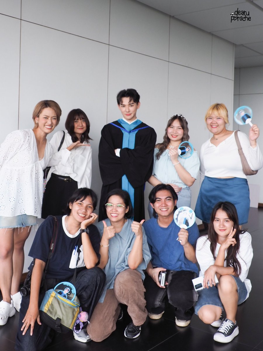 dearuPorsche's tweet photo. 7.10.2568 ขอบคุณเพื่อนๆ พี่ๆ น้องๆ แฟนคลับทุกคนที่มาร่วมแสดงความยินดีกับพี่บัณฑิตของเรานะค้าบบบ 😘 รักและเอ็นดูปอร์เช่ของเราไปด้วยกันนานๆ น้าาา 🥰
#tanathornc #BoysLostinThailand
#InsightArtist #InsightTH
#InsightEntertainment https://t.co/INvD7MB5Cy