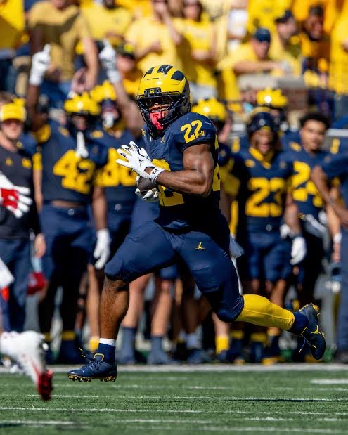 Isaiah_Rogers08's tweet image. After a great call with @Coac_AlfordUM, I am Blessed to receive an Offer from The University of Michigan! 🔵🟡 #GoBlue 

@CoachMartinESA @Watson_718 @CentralFB413 @SolomonBaymon 
@UMichFootball @Coach_Casula @ValdamarTBrower