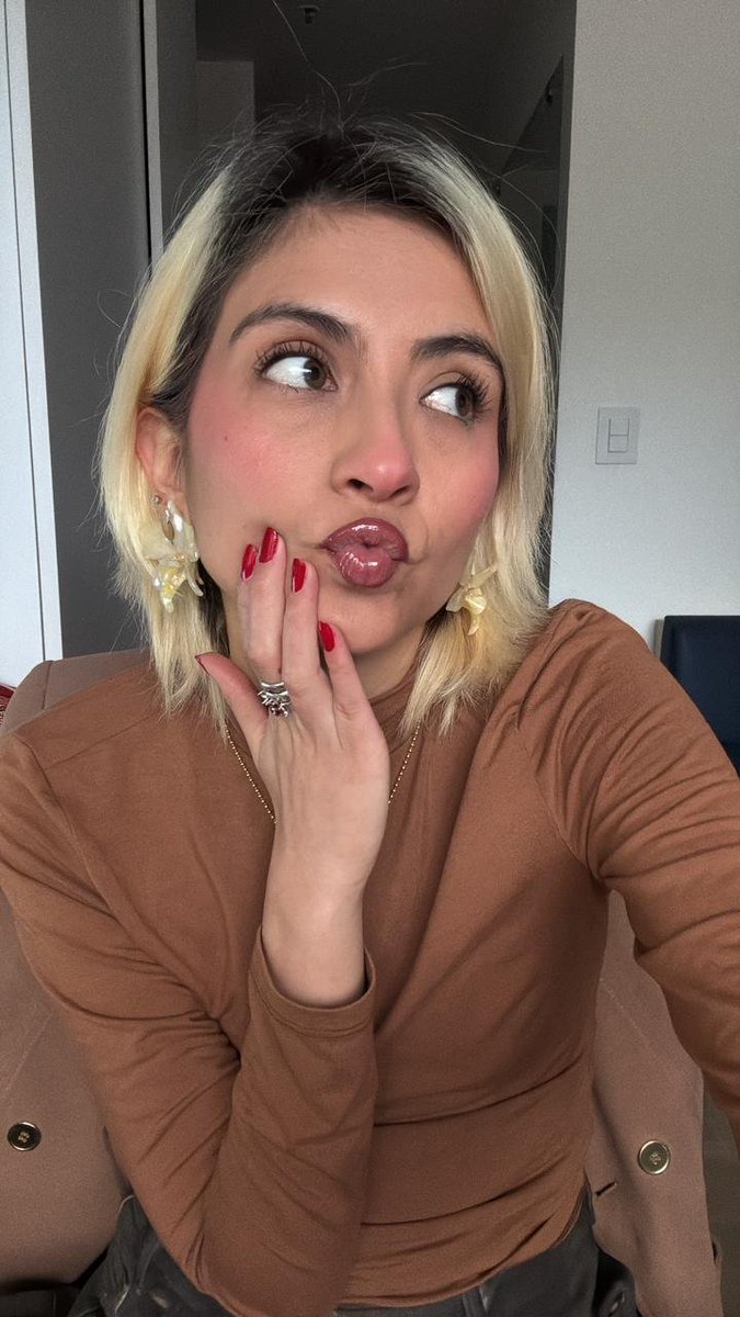 WonderMafe's tweet image. el resumen de estos meses: hacer duckface y usar cosas cafés