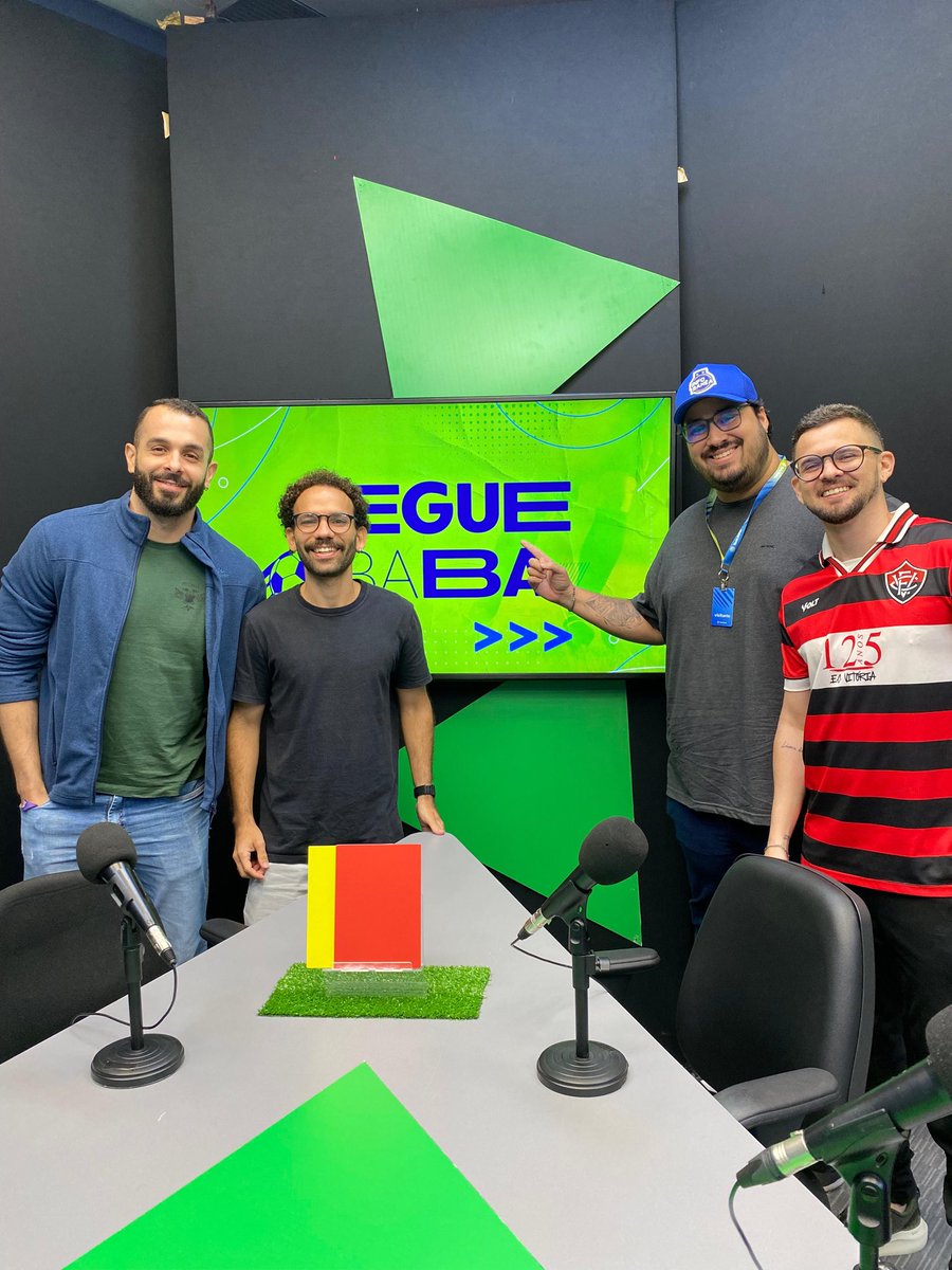 🚨 Hoje foi dia de Ba-Vi na <a href="/TVBahia/">TV Bahia</a>. Representei o lado tricolor e <a href="/ecvideosoficial/">Yuri Figueiredo</a> representou o lado rubro-negro na gravação do podcast “Segue o BAba” do <a href="/geglobo/">ge</a>. Sob o comando dos ótimos <a href="/ruanmelo_/">Ruan Melo</a> e <a href="/rafaeltelesoli/">Rafael Teles</a>. Que vença o melhor! 👊🏼