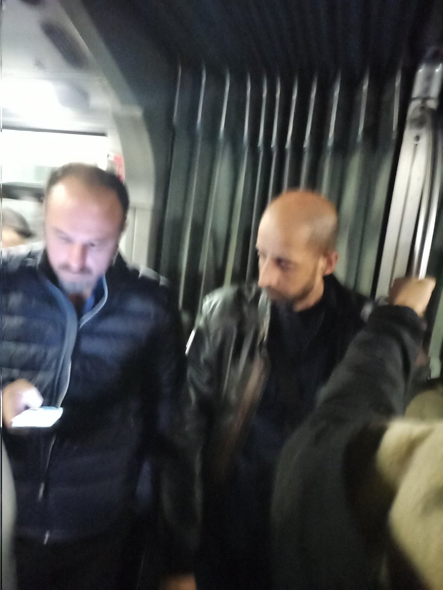 Metrobüsün ortasındayız. Adam sağında solunda yabancılarla ayakta. Herkes reels kaydırıyor. Soldaki videolar sarmayınca sağdakine geçiyor. Şu an Instagram’ın fiziksel beta testindeyiz sanırım. #viral #instagram #metrobüs #mizah