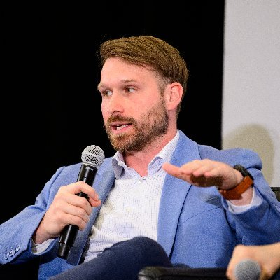 마이크를 들고 연설하는 James Seyffart 모습