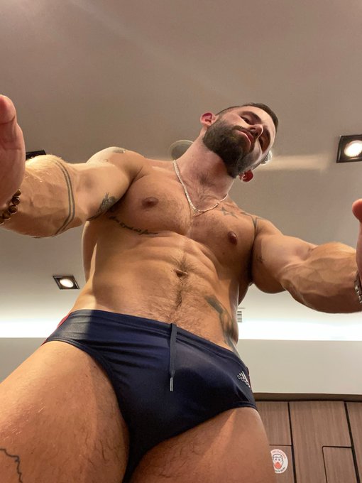 🏊💦💦 https://t.co/B7KWHmxNmY