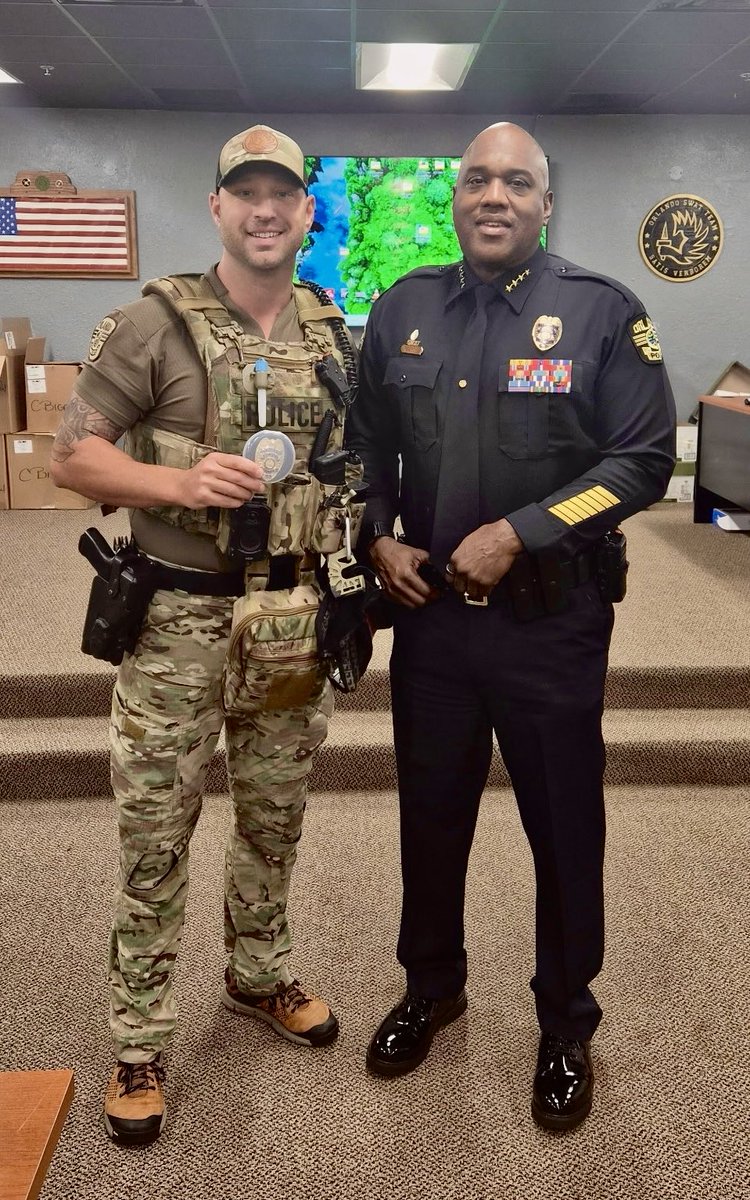 OrlandoPolice's tweet image. 🎉 Congratulations to Corporal Mitch Bowhay on his promotion to Sergeant!
With 17 years of law enforcement experience, Sergeant Bowhay began his career with the Titusville Police Department, serving five years before joining the Orlando Police Department in 2013. Since then, he…