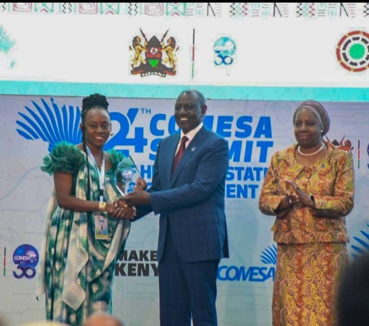 MireilleKA93714's tweet image. Félicitations à #Raissa Liliane Inamahoro pour le 1 er prix #Comesa catégorie Télévision. Des mains du Président du #Kenya et du @Comesa ce jeudi . C&apos;est un honneur. Félicitations aussi à @RT_Isanganiro . #Burundi  #Médias.