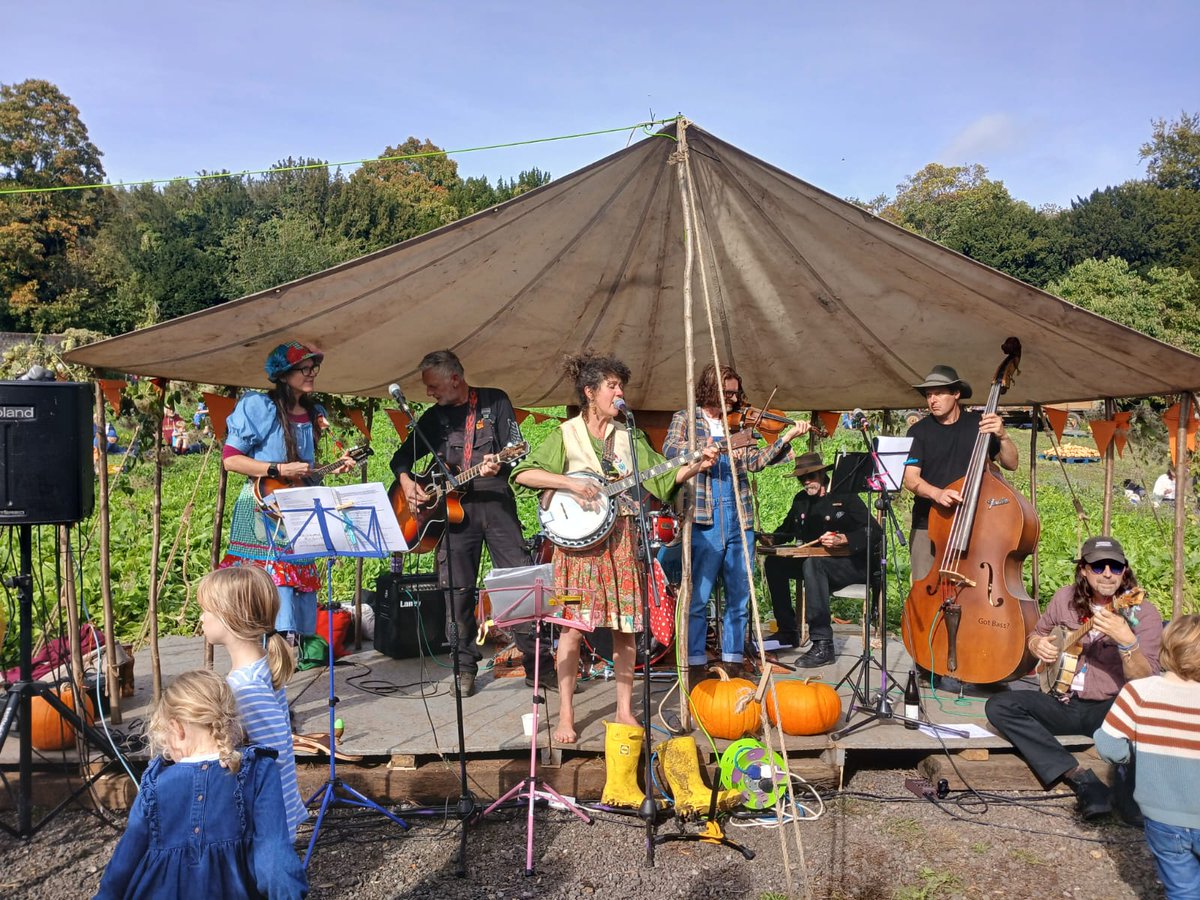 🎃 Beautiful day at the Pumpkin &amp; Squash Fair with our friends at @TolhurstOrganic on the Hardwick Estate! 🌿💚
Grateful to share our hemp products, celebrate the harvest, and connect with our amazing community. 
#Hempen #CommunityFarming #RegenerativeAgriculture #HarvestSeason