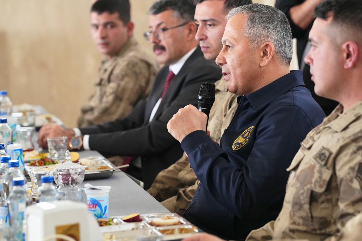 Hakkari Yüksekova’da, Esendere Jandarma Karakol Komutanlığımızı ziyaretimizde hudut hattında görev yapan kahramanlarımızla bir araya geldik.

Kahraman jandarmamız vatan nöbetinde, gece gündüz demeden, her türlü hava ve arazi şartında görevini ifa ermektedir. Ülkemizin huzuru,