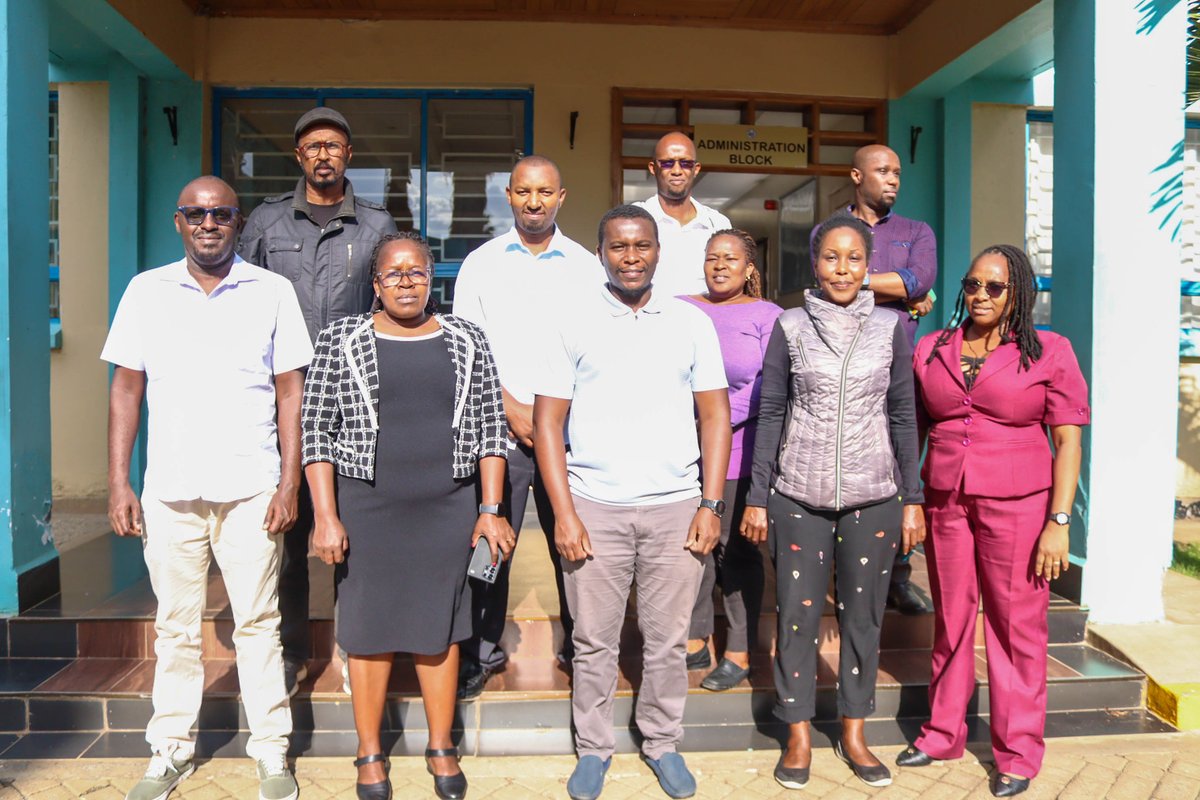 Uning etagini kotarib, mushukiga kirdi. Uning etagini kotarib, mushukiga kirdi.