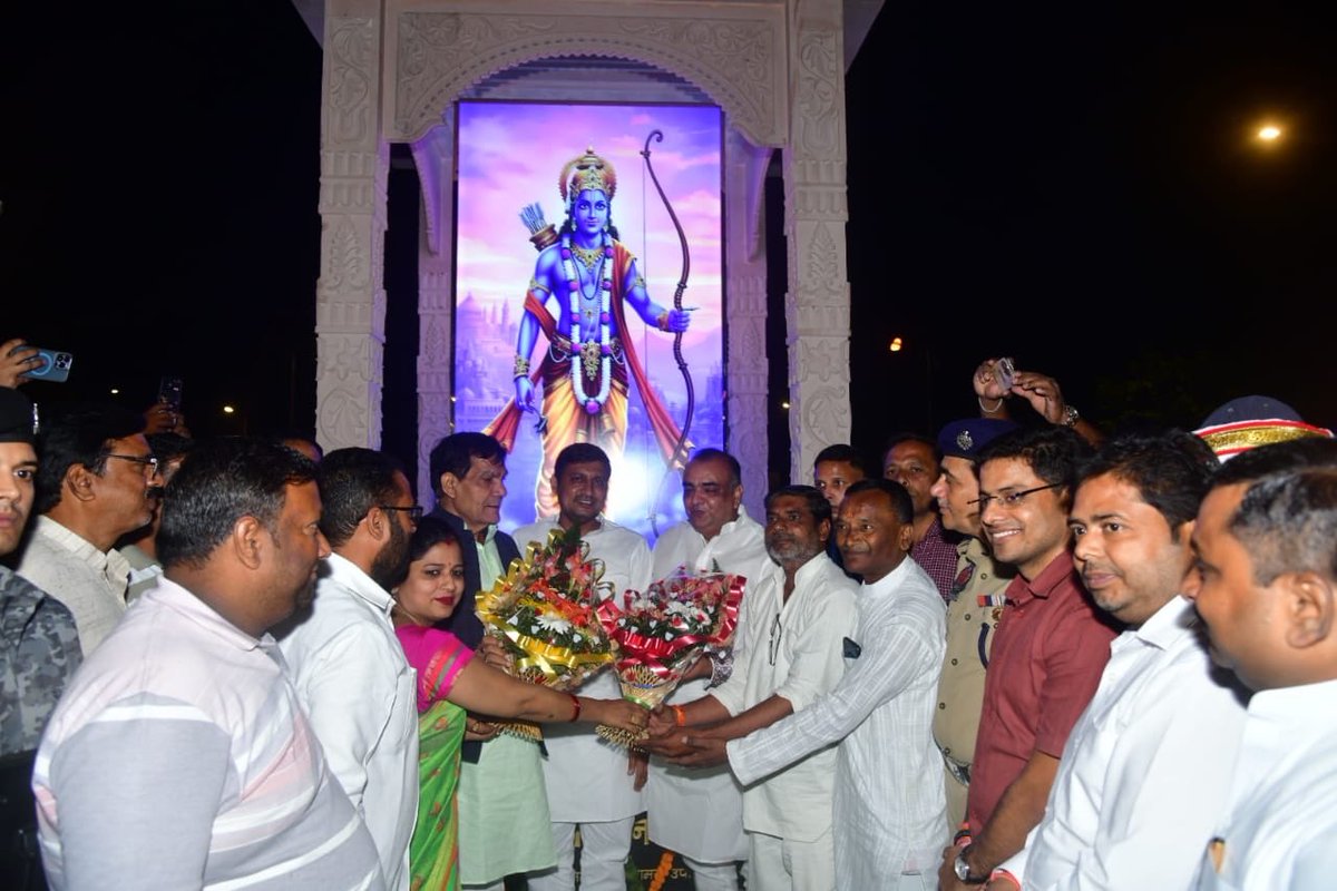 aksharmaBharat's tweet photo. नए भारत के नए उत्तर प्रदेश का नया नगर…

सड़कों पर अतिक्रमण, जाम व गंदगी की जगह स्वच्छता, सुंदरता व दिव्यता!

रामपुर जिले के ज्वाला नगर स्थित श्रीराम चौक के पास पीएम स्वनिधि योजना अंतर्गत बने आधुनिक दुकानों का निरीक्षण किया।

दुकान के मालिकों की खुशी व उनके चेहरे पर मुस्कान देखकर मन को असीम संतोष हुआ।

@narendramodi @myogiadityanath @JPNadda @Bhupendraupbjp @idharampalsingh @AkashSaxena_BJP @GSLodhiBJP @BJP4RampurUP @MoHUA_India @SwachhBharatGov @npprampur 
#NayeBharatKaNayaUP
#GoodGovernance 
#HumaraUP  #VikasExpress
