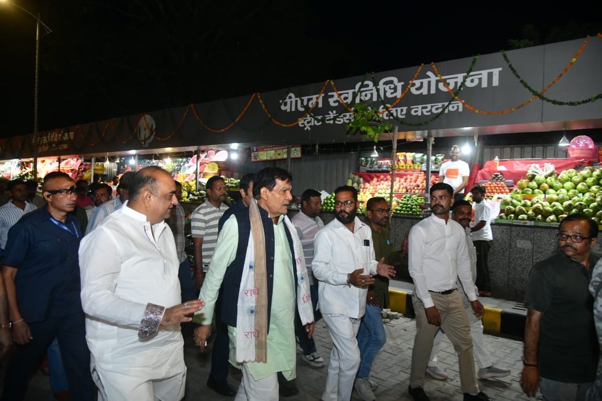 aksharmaBharat's tweet photo. नए भारत के नए उत्तर प्रदेश का नया नगर…

सड़कों पर अतिक्रमण, जाम व गंदगी की जगह स्वच्छता, सुंदरता व दिव्यता!

रामपुर जिले के ज्वाला नगर स्थित श्रीराम चौक के पास पीएम स्वनिधि योजना अंतर्गत बने आधुनिक दुकानों का निरीक्षण किया।

दुकान के मालिकों की खुशी व उनके चेहरे पर मुस्कान देखकर मन को असीम संतोष हुआ।

@narendramodi @myogiadityanath @JPNadda @Bhupendraupbjp @idharampalsingh @AkashSaxena_BJP @GSLodhiBJP @BJP4RampurUP @MoHUA_India @SwachhBharatGov @npprampur 
#NayeBharatKaNayaUP
#GoodGovernance 
#HumaraUP  #VikasExpress