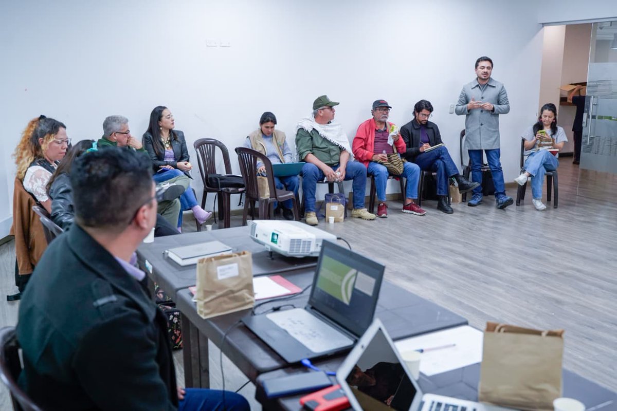 MinAgricultura's tweet photo. #Agenda 📄 | En #Bogotá, 📍 bajo el liderazgo del #MinAgricultura  🌾 y @MinAmbienteCo, 🌿 nos reunimos con once líderes de organizaciones campesinas 👨‍🌾 de diferentes regiones del país para concertar las propuestas, lineamientos y criterios 📄 para la elaboración de los Planes de Desarrollo Sostenible de las Zonas de Reserva Campesina, figuras claves para el Gobierno de @petrogustavo. 🌳