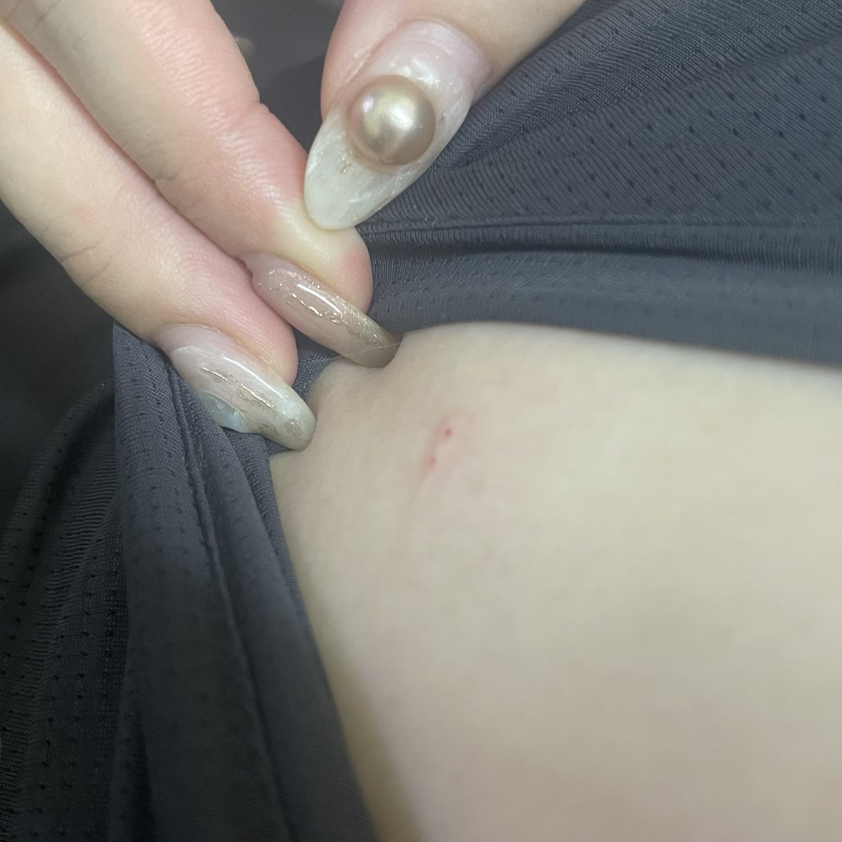 Lusha_error404's tweet image. 沒穿內衣被臭小貓的爪攻擊
真的很痛⋯