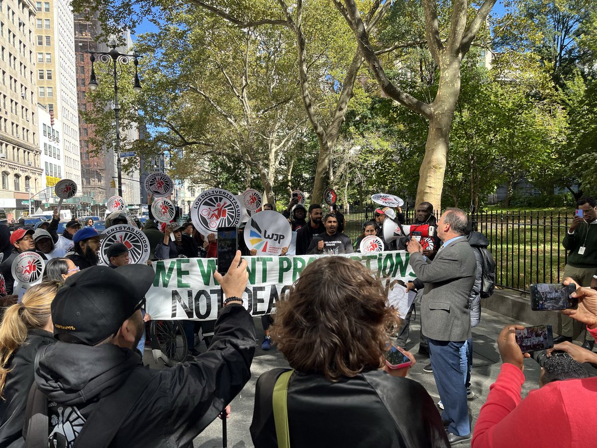 workersjusticep's tweet image. Once again, we’re out here with @JustinBrannan, @NYCComptroller Brad Lander, and @JumaaneWilliams calling for @NYCCouncil to Pass Int 1332 to stop unjust firings and punishment of deliveristas!