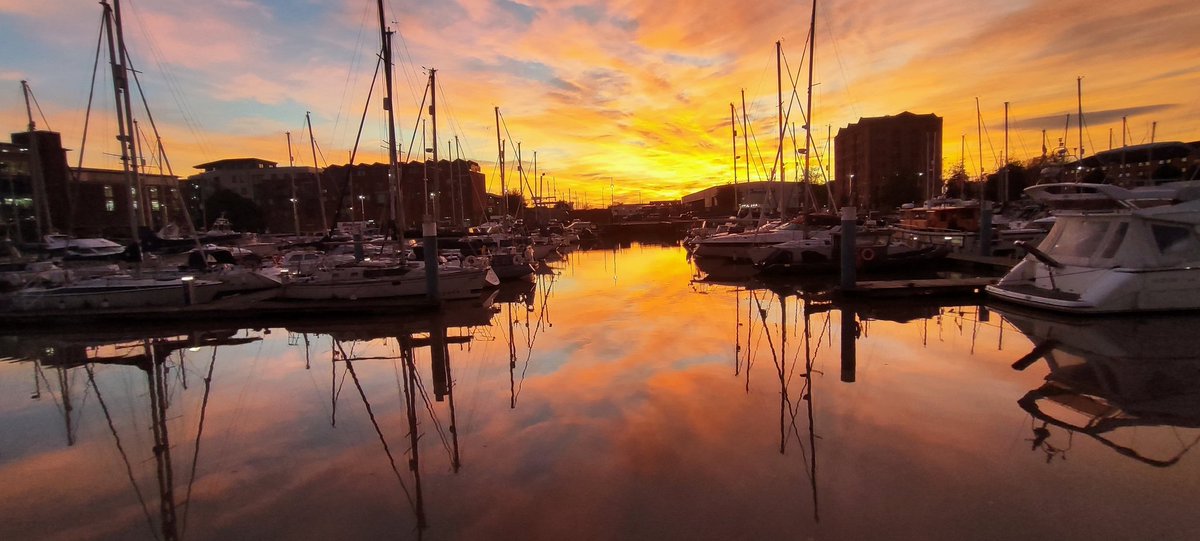 Come and join one of this weekend's Hull Old Town guided walks. Friday (10th), Saturday (with the sensational Sam Wright ) and Sunday (12th). Meet up at Queen Victoria statue for 2pm - £5 each. History, architecture and anecdotes aplenty! #MustBeHull