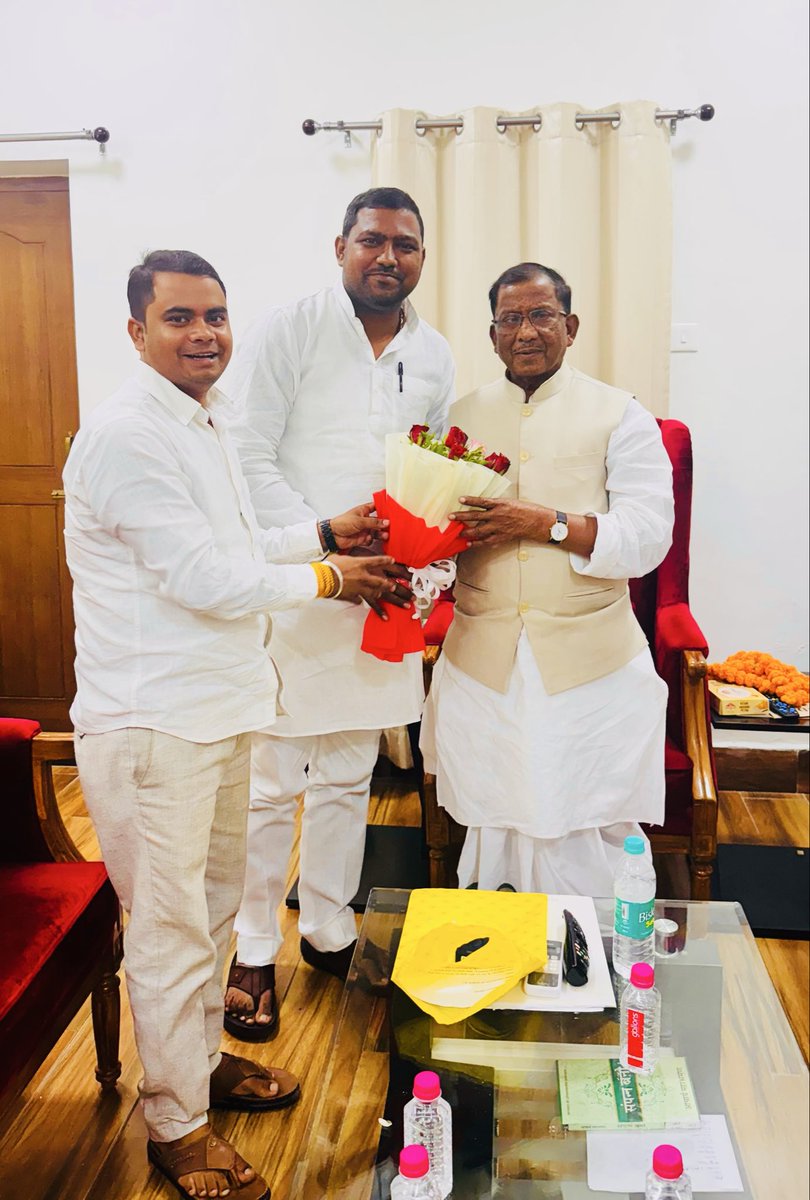 vimleshkumar941's tweet image. वाराणसी आगमन पर BLW गेस्ट हाउस, वाराणसी में असम राज्य के महामहिम राज्यपाल आदरणीय श्री @Laxmanacharya54  जी से शिष्टाचार भेंट की…
साथ में श्री शैलेंद्र मौर्य जी ( क्षेत्र अध्यक्ष - भाजपा युवा मोर्चा काशी क्षेत्र )