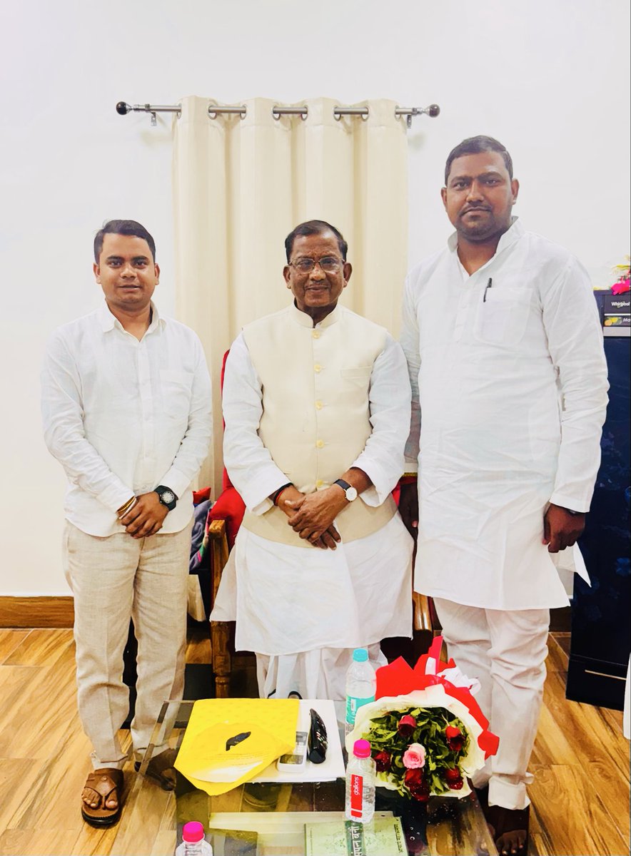 vimleshkumar941's tweet image. वाराणसी आगमन पर BLW गेस्ट हाउस, वाराणसी में असम राज्य के महामहिम राज्यपाल आदरणीय श्री @Laxmanacharya54  जी से शिष्टाचार भेंट की…
साथ में श्री शैलेंद्र मौर्य जी ( क्षेत्र अध्यक्ष - भाजपा युवा मोर्चा काशी क्षेत्र )