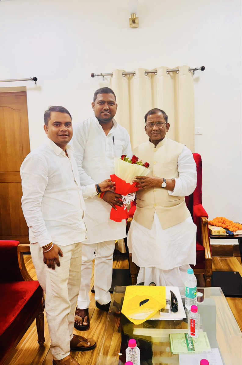 vimleshkumar941's tweet image. वाराणसी आगमन पर BLW गेस्ट हाउस, वाराणसी में असम राज्य के महामहिम राज्यपाल आदरणीय श्री @Laxmanacharya54  जी से शिष्टाचार भेंट की…
साथ में श्री शैलेंद्र मौर्य जी ( क्षेत्र अध्यक्ष - भाजपा युवा मोर्चा काशी क्षेत्र )