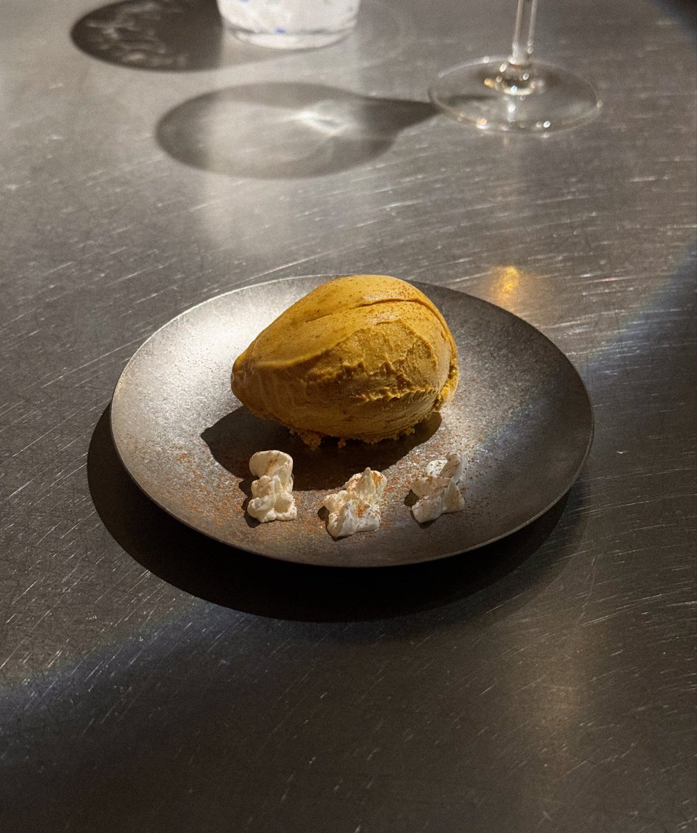 샐러리, 정향, 라임 아이스크림, 자스민과 생크림, 레몬과 민트 캔디, 배, 초리죠, 밤 아이스크림, 에멘탈 치즈, 마살라, 단호박, 스피아민트, 사워크림, 그리고 술… 디저트 애호가에게는 너무나 아름다운 연휴의 마무리였다. 한남 살리르