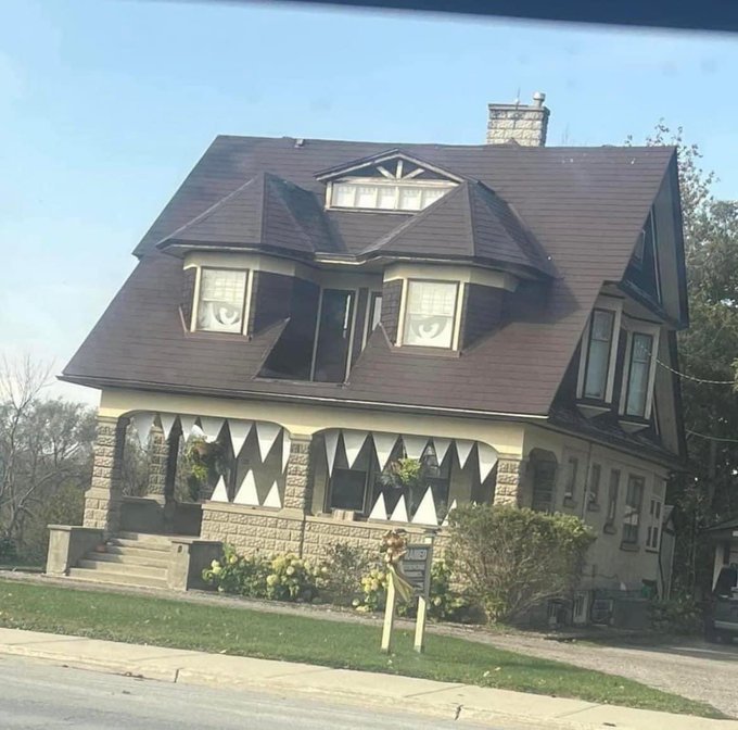 Minimalistic but effective Halloween decorations