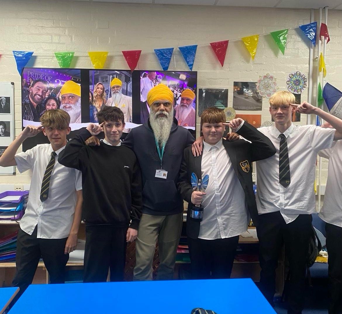 pedalsingh's tweet image. The kids at school love the 👑 and he loves them too 😍
Forever a Wolf 🐺 👉🏽🧔🏻♂️