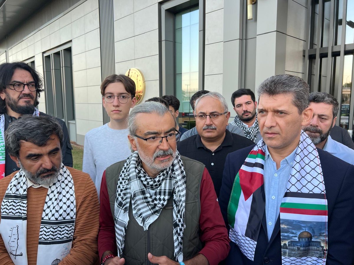 Hukuk tanımaz, soykırımcı İsrail’in, Sumud Filosu’na yönelik saldırılarıyla alıkoyduğu Adagio teksinde bulunan aktivistlerden Antalyalı hemşehrilerimiz Alparslan Arslan ve Hakan Şimşek kardeşlerimizi havalimanında teşkilatımız, STK’lar ve hemşehrilerimizle birlikte karşıladık.