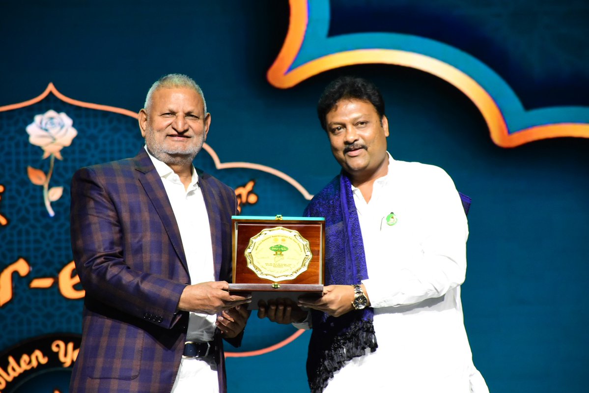 MahaDGIPR's tweet image. 📍 वरळी डोम, मुंबई 
महाराष्ट्र उर्दू साहित्य अकादमीला ५० वर्षे पूर्ण झाल्याबद्दल येथे तीन दिवसीय साहित्यिक व सांस्कृतिक सोहळा पार पडला. अकादमीच्या सुवर्ण महोत्सवी वर्षानिमित्त ६ ते ८ ऑक्टोबर दरम्यानच्या या सोहळ्यात पुस्तक प्रदर्शन, कवी संमेलन, पत्रकार, कवी, लेखक यांना पुरस्कार…