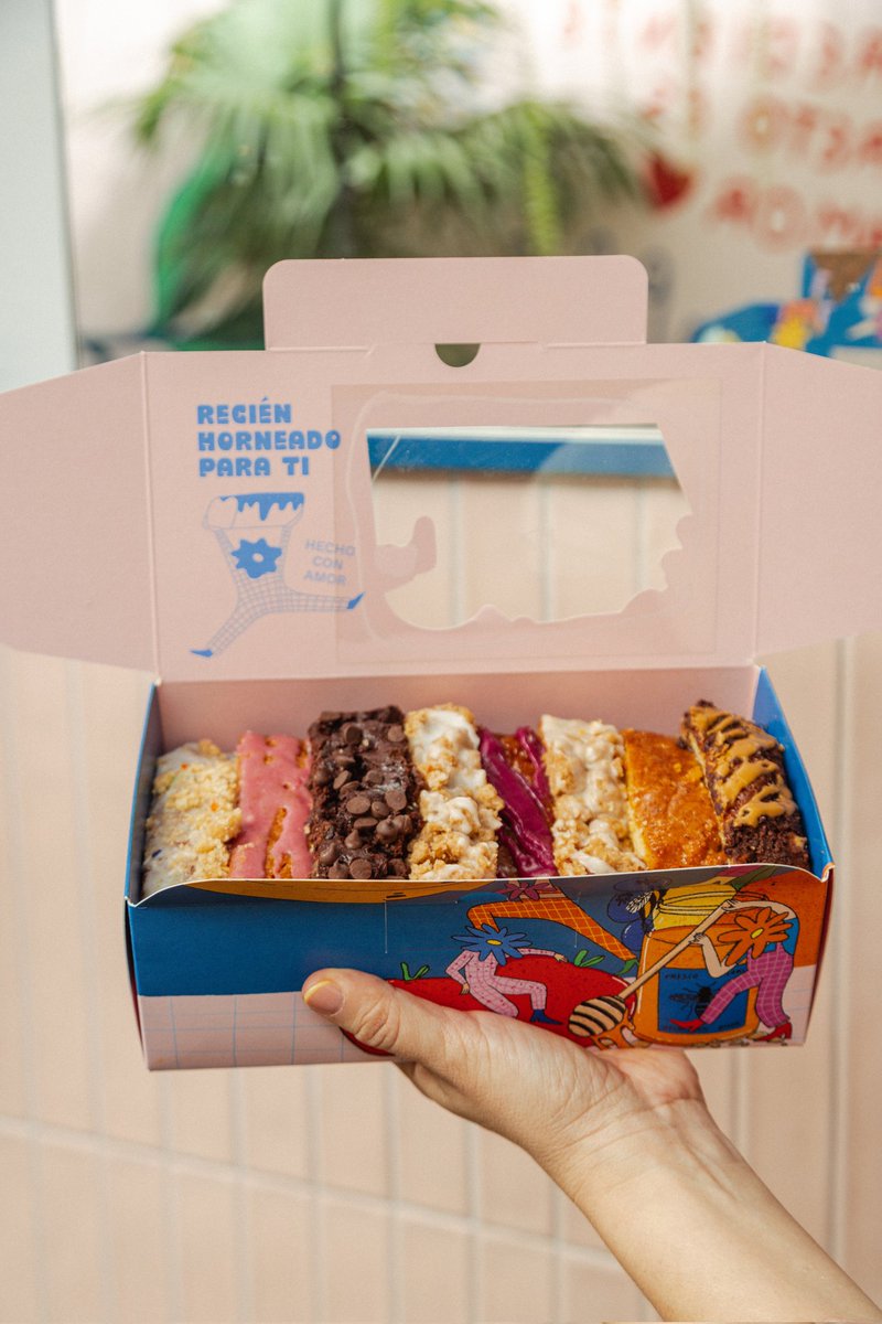 Últimas cajitas para el feriado 🎉🙌🏽 Prueba 8 de nuestros mejores cakes recién horneados para ti 🫶🏽 Envíos inmediatos a toda la ciudad ❤️ Clic aquí para pedir: biscottigalletas.com/producto/bisco…