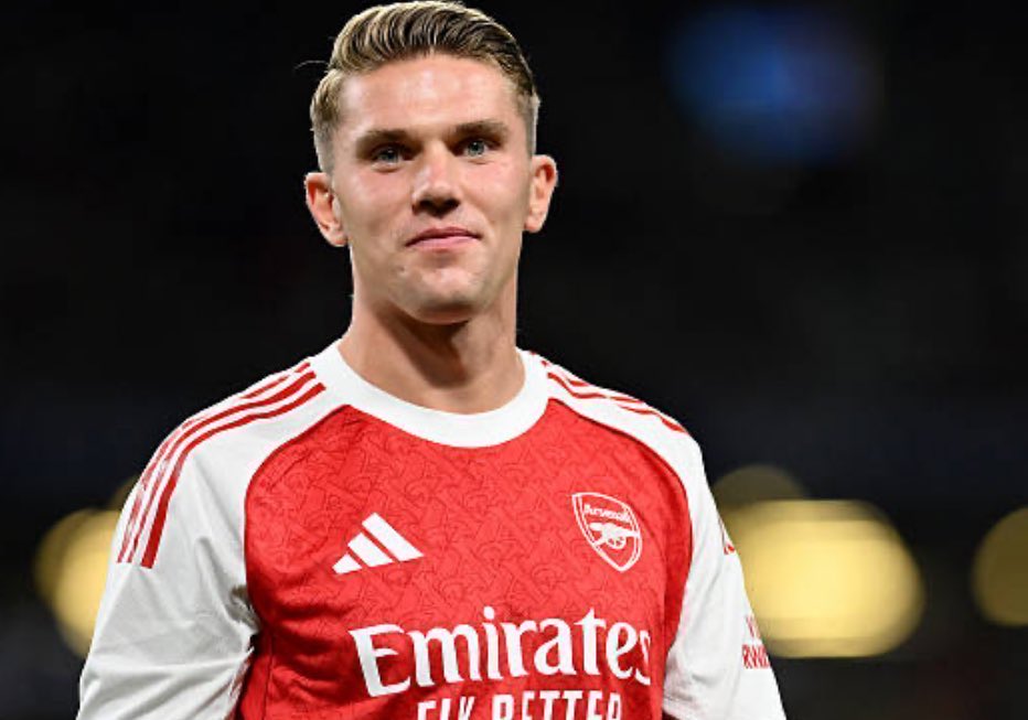 🚨| تشير مصادر مقرّبة من أرسنال إلى أنه في المواسم السابقة، كان الخصوم يضعون لاعبين اثنين لمراقبة بوكايو ساكا، مما كان يتيح مساحة وفرص أكبر لبقية لاعبي الهجـوم. 

أمّا الآن، مع القوة البدنية الهائلة التي يتمتع بها جيوكيريس وقدرته على سحب المدافعين خارج مواقعهم من خلال انطلاقاته