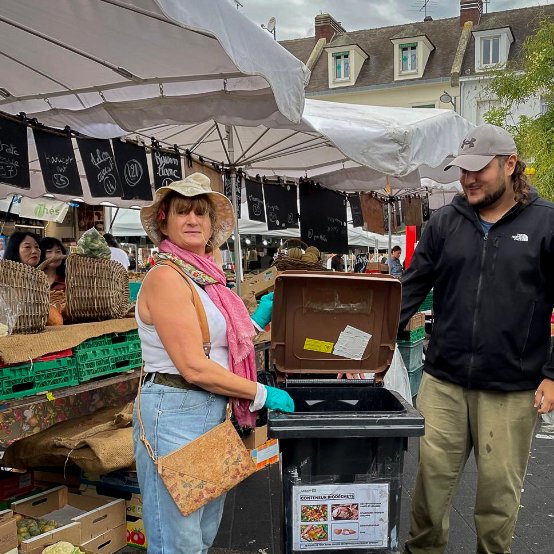 ♻️ Notre collecte de biodéchets avance

En 5 mois, ce sont 5 660 litres de biodéchets collectés sur les marchés Place de Gaulle, soit l’équivalent de 24 poubelles vertes !

Une collecte en vélo électrique, traitée localement dans des composteurs par des bénévoles !

Des actions