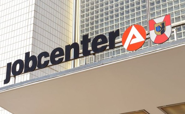 Stellt Euch bitte mal vor, ihr seid Bürgergeldempfänger und dann wird das von Euch verlangt:

=> Du musst sehr zeitig aufstehen
=> Du sollst mit dem Bus zum Jobcenter fahren
=> Du musst da rein gehen
=> Du musst pünktlich um 8 Uhr in ein Büro rein
=> Frage, warum du keine