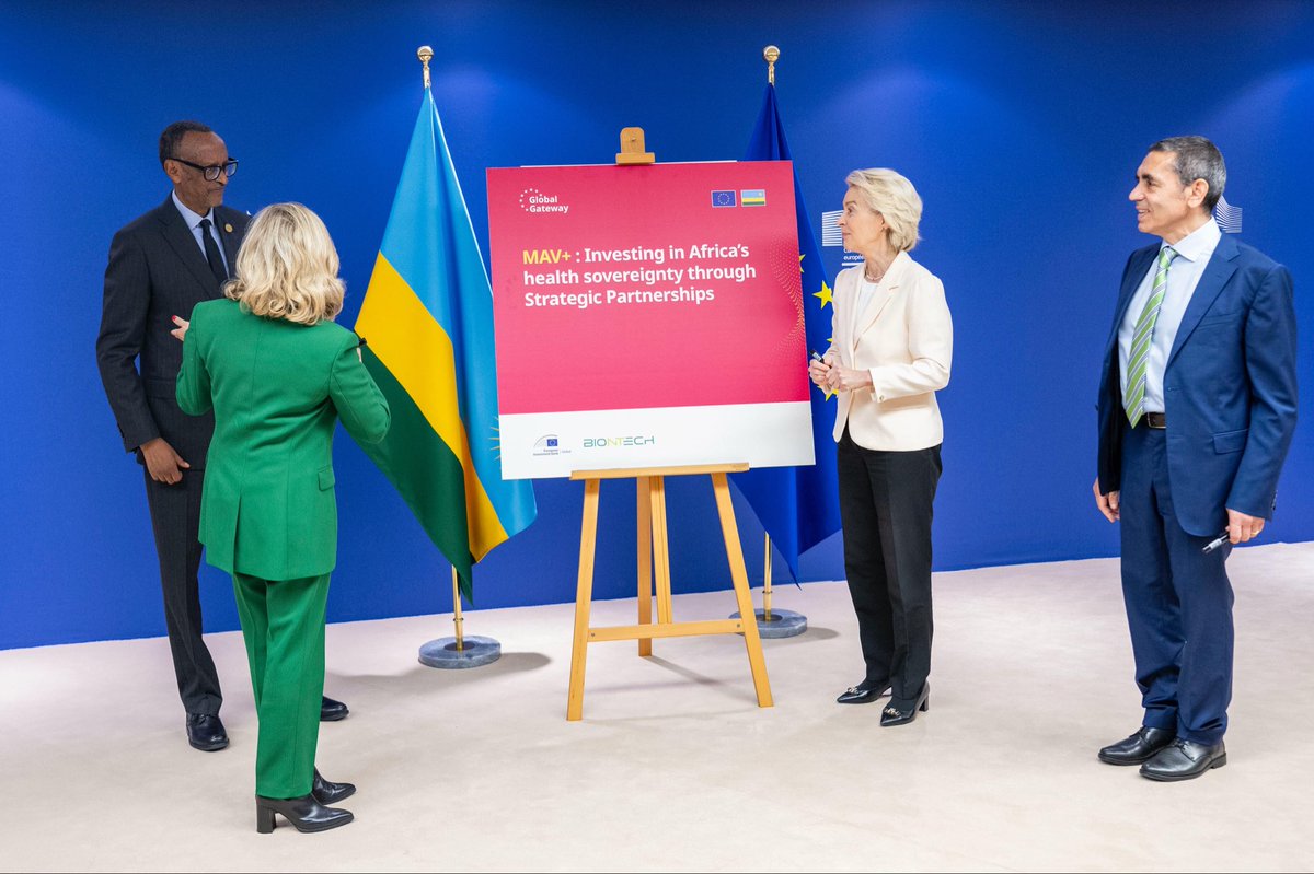 UrugwiroVillage's tweet image. This afternoon in Brussels, President Kagame held bilateral talks with President @vonderleyen of the European Commission. They exchanged on Rwanda–EU cooperation, including the EU’s support for the BioNTech mRNA Vaccine Manufacturing Facility in Kigali.
The two leaders were…
