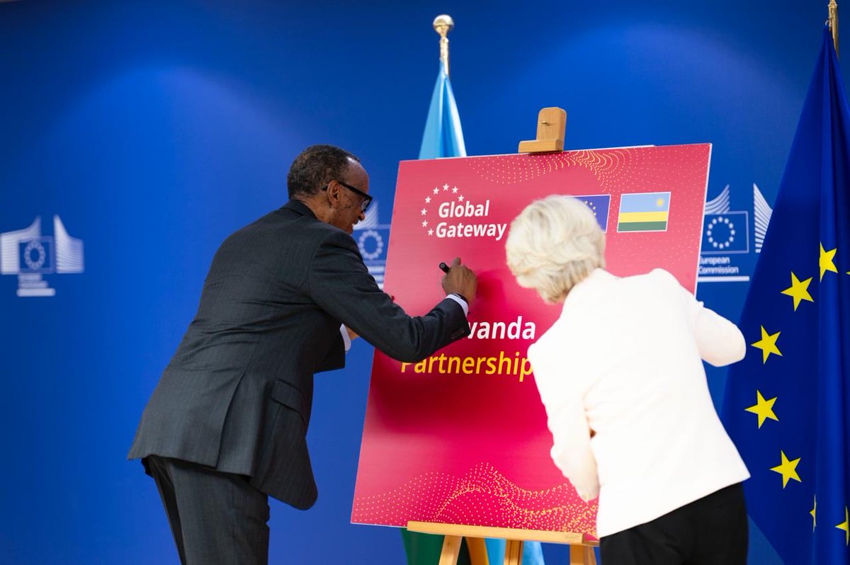 UrugwiroVillage's tweet image. This afternoon in Brussels, President Kagame held bilateral talks with President @vonderleyen of the European Commission. They exchanged on Rwanda–EU cooperation, including the EU’s support for the BioNTech mRNA Vaccine Manufacturing Facility in Kigali.
The two leaders were…
