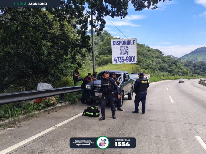 First image shows emergency responders in uniforms and helmets standing near a roadside guardrail with plastic bags and debris visible beside a pickup truck on a rural road surrounded by greenery and hills. Second image depicts similar responders near a gray pickup truck parked on the roadside with a sign displaying a QR code and phone number 4745-9001, equipment bags on the ground, and a mountainous landscape in the background. Both images include watermarks for ASONBOMD and Emergencias 1554.