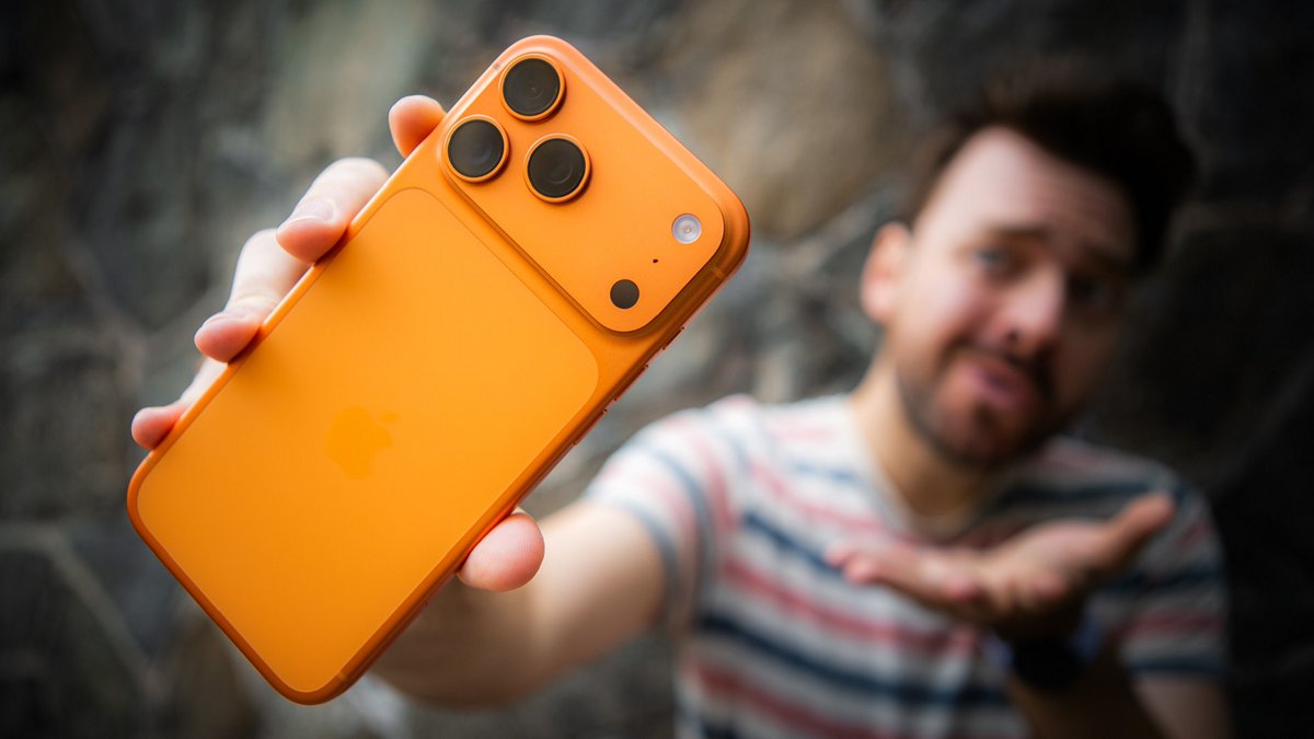TecharenaCZ's tweet photo. Ano, dlouho jsme vás napínali, ale velice detailní recenze iPhonu 17 Pro Max od Michala je tady! Je to rozhodně největší meziroční upgrade posledních pár let. Ale během testování zlobil... A to hodně 🤔 https://t.co/OYdyI6EnRR https://t.co/re9NcJIefq