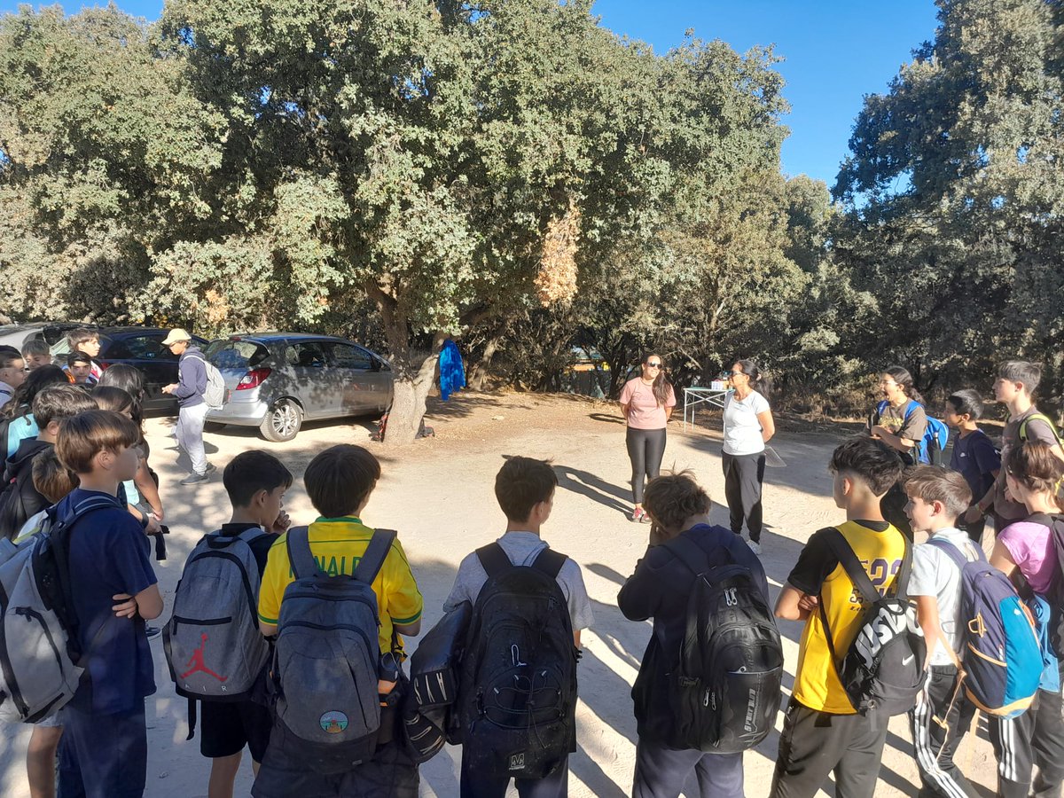 🚤 Primeras actividades para nuestro alumnado de 1º de ESO. Hoy, teorizando y practicando sobre piraguas, en Valmayor.