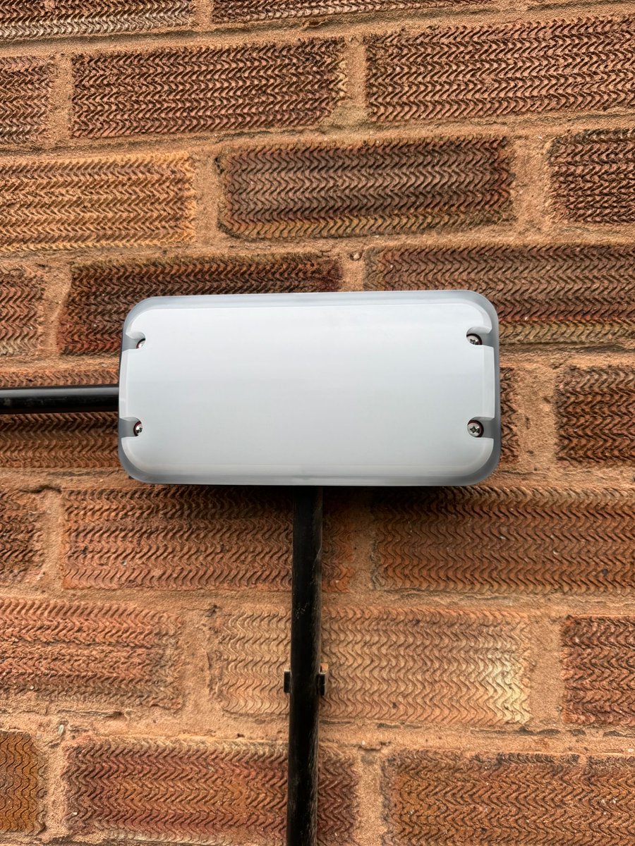 theamsecurity's tweet photo. #securitylighting and #igeek fitted this week #teamtheamsecurityltd https://t.co/cS8uKtBG7t