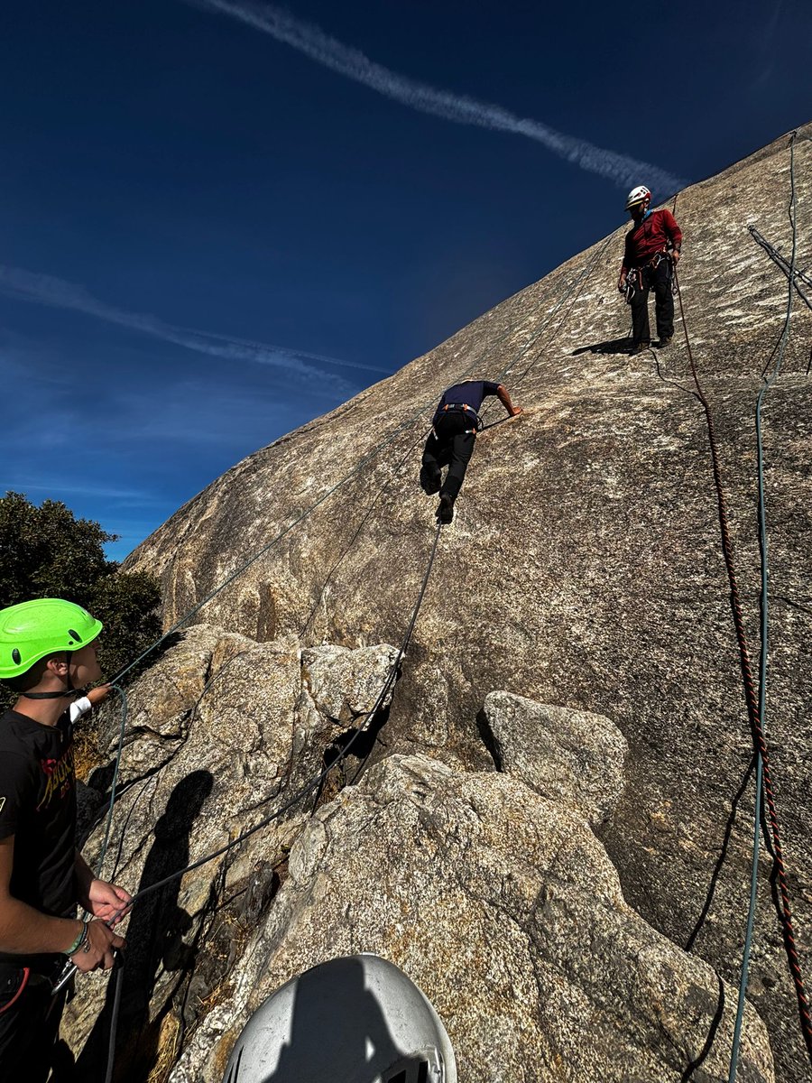 🧗‍♀️ Pistoletazo de salida para el alumnado de Grado Medio de los alumnos de 1º de Guía en el Medio Natural y de Tiempo Libre:
 "bautismo de escalada"