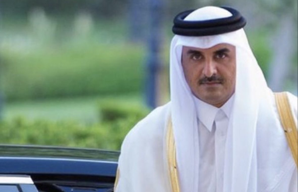 hamad_albraidi's tweet image. تنوّخ على بابه هل الشرق قبل الغرب
يدير  الامور  بـ حكمته   لا  عدمناها

تميم العرب لو تقسم اسمه يضوّي درب
هو الـ (تم) لشعوبه هو الـ (يم) لحماها

له الموقف اللي لا تمثناه ينهي حرب
وله الهيبة اللي روس الاقوام تخشاها

@TamimBinHamad