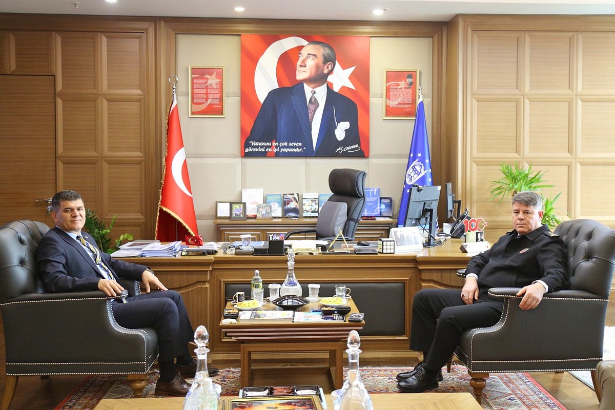 Bursa İl Jandarma Komutanımız Tümgeneral Sayın İdris TATAROĞLU’nu belediyemizde ağırlamaktan büyük bir memnuniyet duydum.

Nazik ziyaretleri ve samimi sohbetleri için kıymetli hemşehrime içten teşekkür ediyorum.