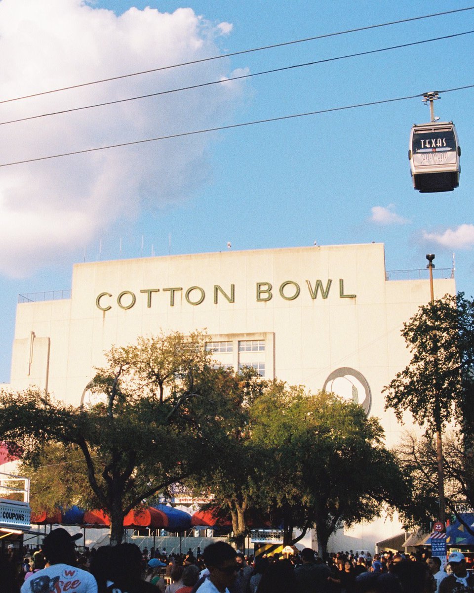 DoubleTreeDCC's tweet image. 🏈🔥 This Saturday the Cotton Bowl lights up with the Red River Rivalry!

Texas Longhorns vs. Oklahoma Sooners—college football’s most electric tradition during the State Fair.

👉: shorturl.at/PCU5B
🏨: bit.ly/3GkgFsA

📷: @statefairoftx