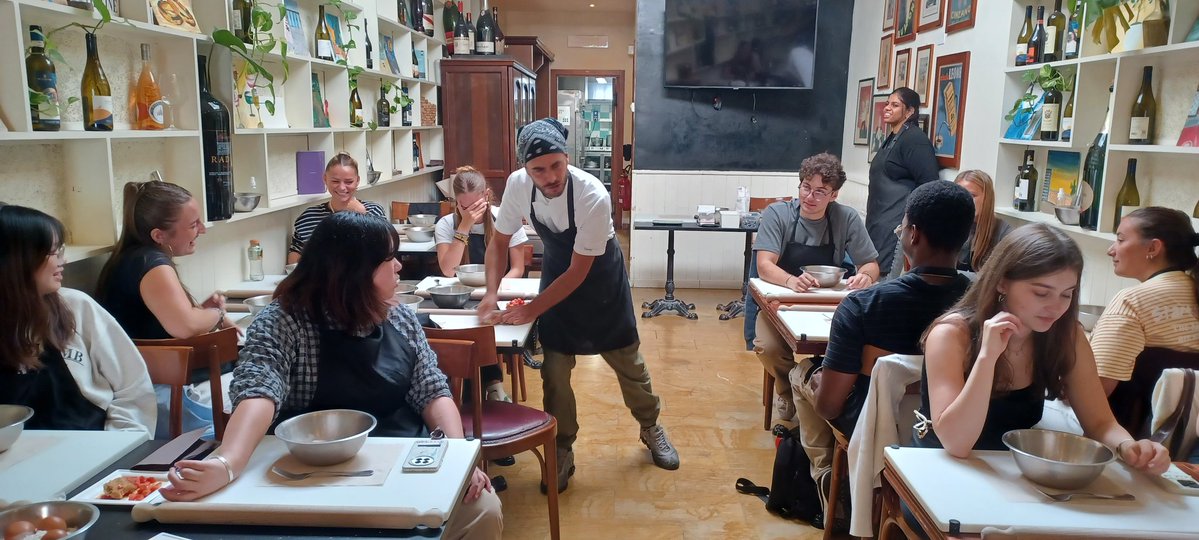 StePedrotti's tweet image. #internationalwelcomedays‼️ day 2 #cookingclass @ied_roma @yellowsquare
Funny and interesting days with our international student of IED Roma , after the visit of Roman therms .
Cultural and funny day! Now is time to study folks .