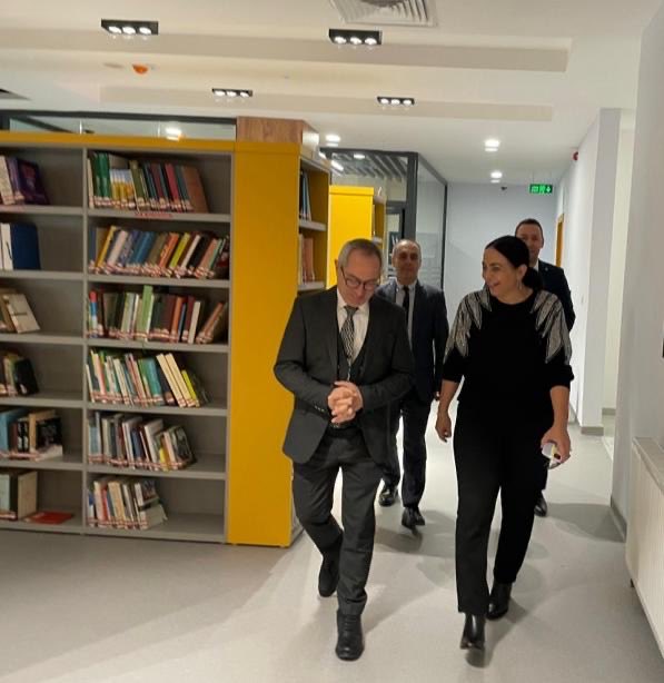 önemini vurguladı.
İl Halk Kütüphanemiz yöneticilerine ve çalışma arkadaşlarımıza nazik misavirperverliklerinden dolayı teşekkür ederiz.
<a href="/balikesirkutup/">Balıkesir İl Halk Kütüphanesi</a>