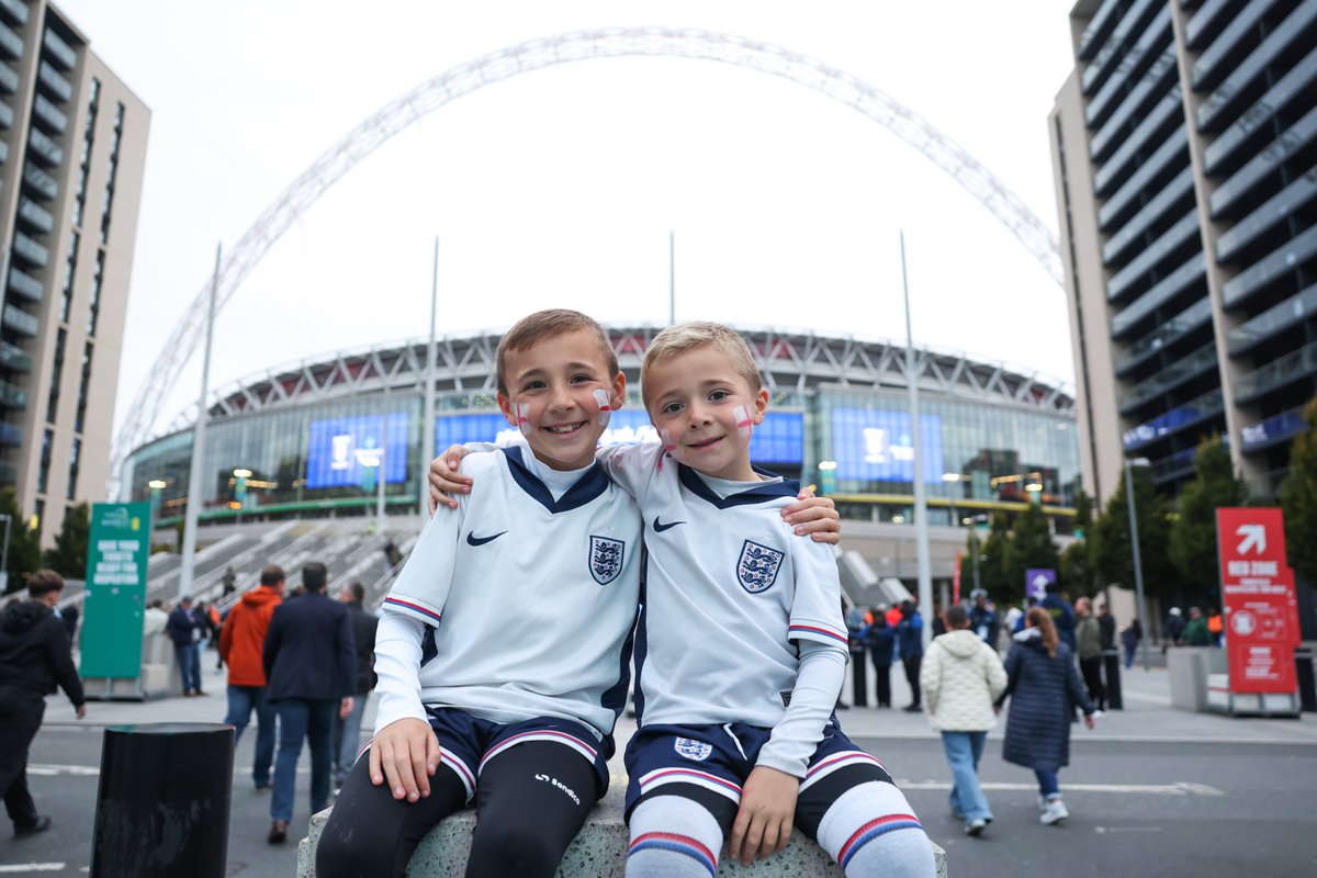 England's tweet photo. Ready to cheer on the #ThreeLions! 🦁 https://t.co/E9QH52uMaG