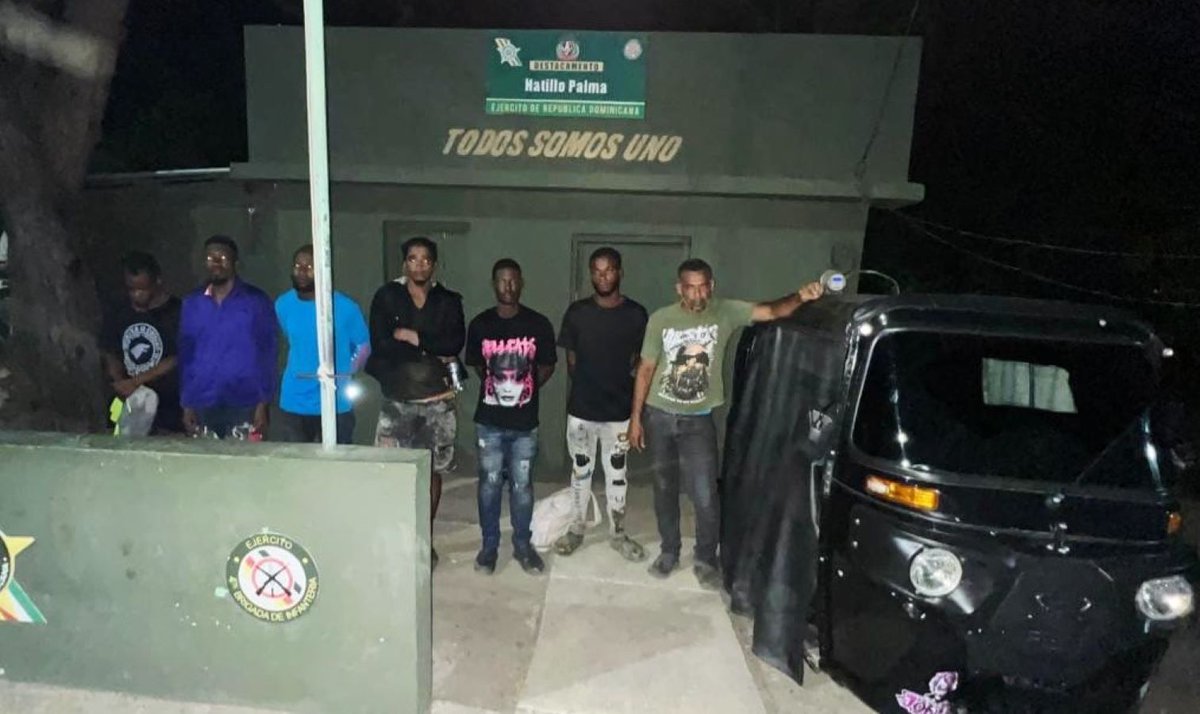 Informador SDO                                                                                     : Detienen grupo de 18 haitianos indocumentados en L... elinformadordetodos.blogspot.com/2025/10/detien…