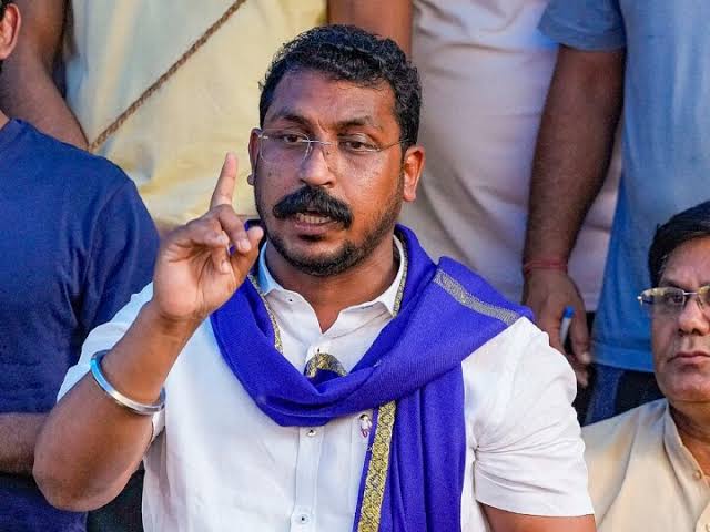 SC/ST समुदाय विरोधी याद रखें! 

मैं पहले पहले एक सामाजिक व्यक्ति हूं! बाद में भीम आर्मी- आजाद समाज पार्टी का कार्यकर्ता हूं! 

माननीय बहन जी हमारी एक नेता ही नहीं हैं/बल्कि एक बहुजन विचार धारा है! अगर कोई भी विवादित टिप्पणी किया तो हम छोड़ेंगे नहीं! 

उन्होंने सामाजिक तरीके से