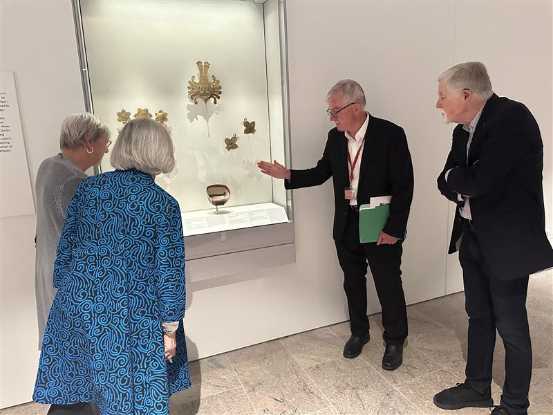 AFSUSA's tweet image. AFS-USA Board Chair John Bacon treated a group of supporters to an unforgettable private tour of The Metropolitan Museum of Art - after hours! 

📸 A special morning of art, connection, and purpose. @metmuseum 

#AFSUSA #GlobalCitizens #CulturalExchange